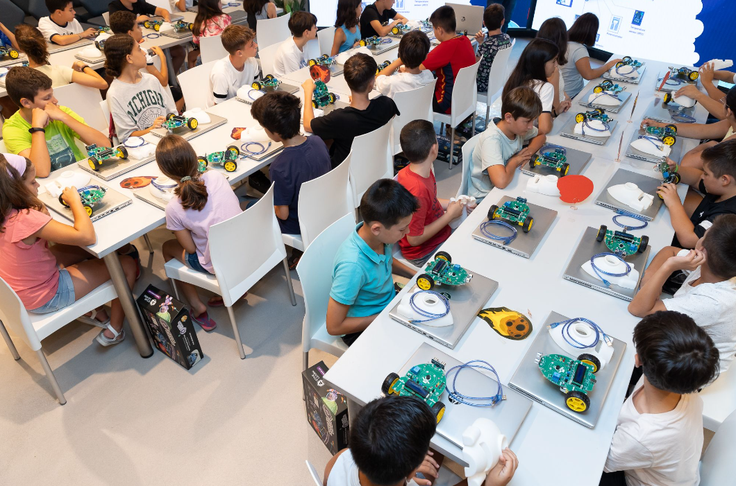 Estudiantes en taller STEAM